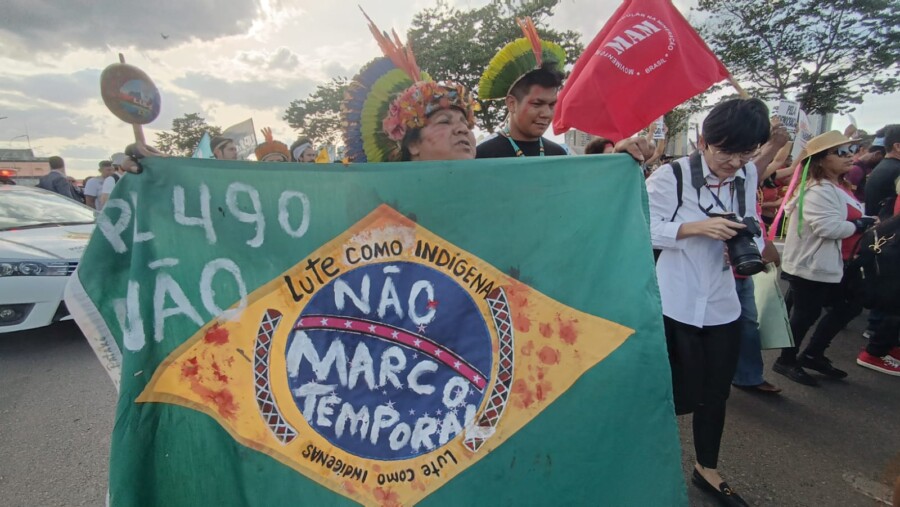 Centenas de indígenas e apoiadores da causa caminham em direção ao Congresso Nacional contra a votação do Projeto de Lei (PL) 490/2007. Foto: Tiago Rodrigues/Congresso em Foco