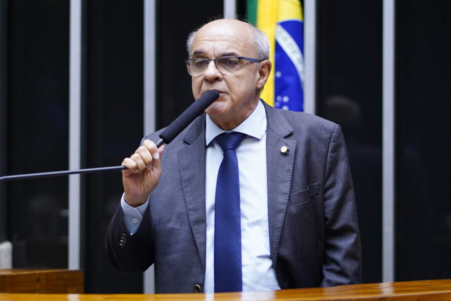 O deputado Bandeira de Mello (PSB-RJ) discursando em plenário. Foto: Pablo Valadares / Câmara dos Deputados