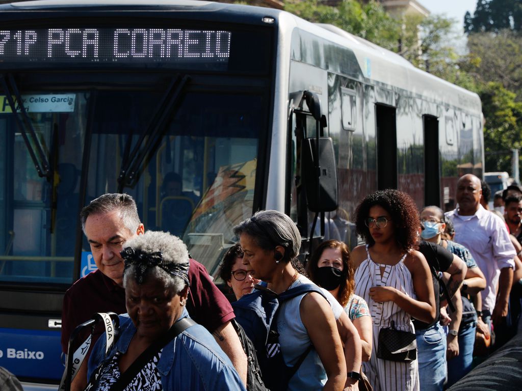 Passageiros de ônibus em São Paulo. Foto: Fernando Frazão/Agência Brasil