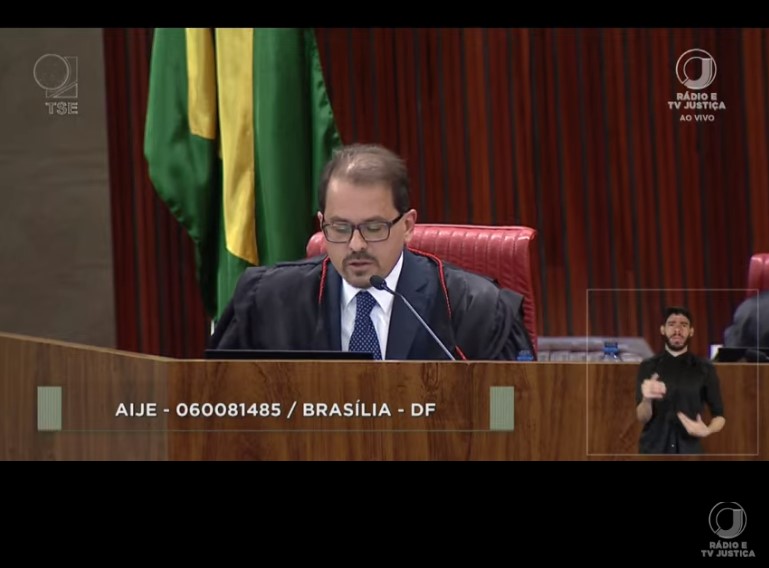 Ministro Floriano Marques inicia seu voto no terceiro dia de julgamento de Bolsonaro no TSE