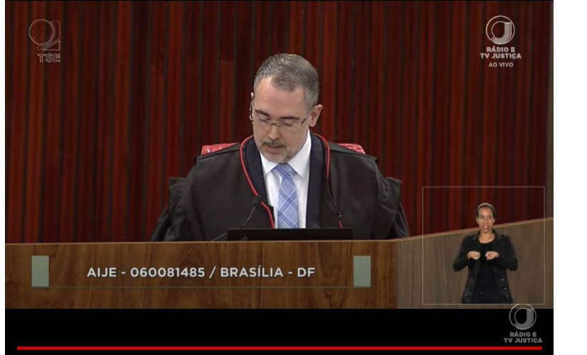 Ministro André Ramos Tavares inicia seu voto no terceiro dia de julgamento de Bolsonaro no TSE