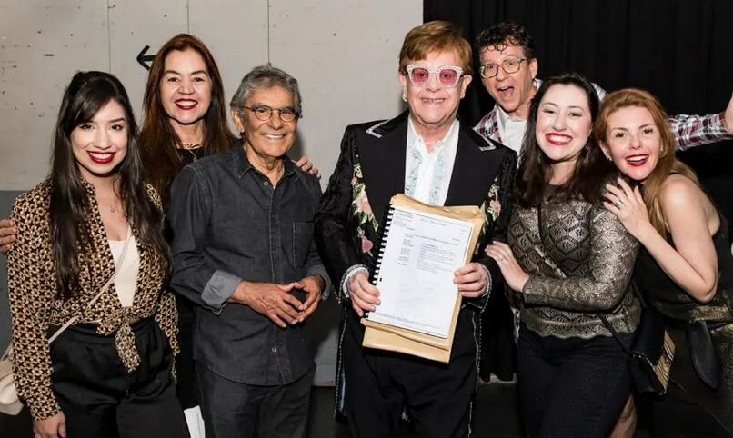 Ex-ministro do STF entregou documento que reconheceu união Lgbt+ no Brasil nas mãos do artista Elton John. Foto: Nara Ayres Britto/Arquivo pessoal/Instagram