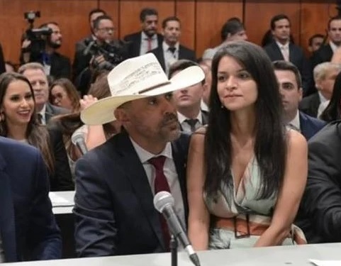 Amauri Ribeiro tomou posse na Assembleia Legislativa de Goiás com a esposa no colo. Foto: Reprodução