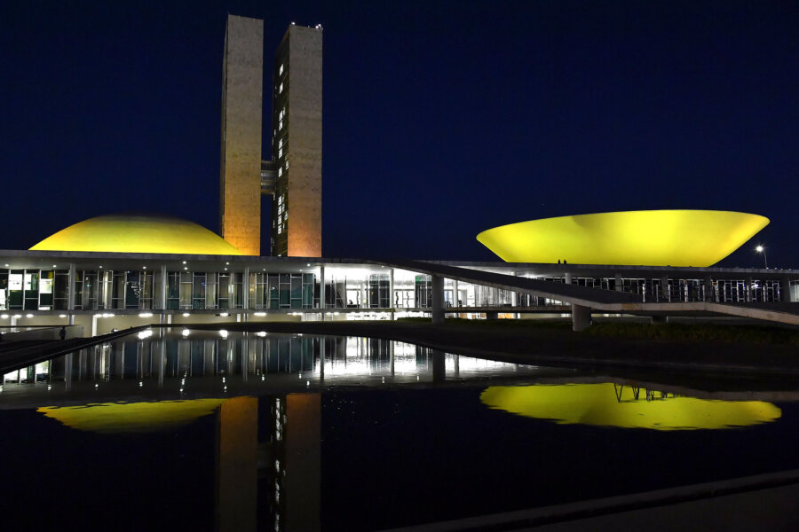 Fachada do Congresso iluminada em homenagem ao Agosto Dourado, em 2021. Foto: Waldemir Barreto/Agência Senado