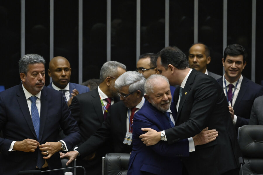 O presidente Lula (PT) em sua cerimônia de posse em 1º de janeiro de 2023, cumprimentando o presidente do Senado, Rodrigo Pacheco (PSD-MG). Mais à esquerda, o presidente da Câmara, Arthur Lira (PP-AL). Foto: Leopoldo Silva/Agência Senado