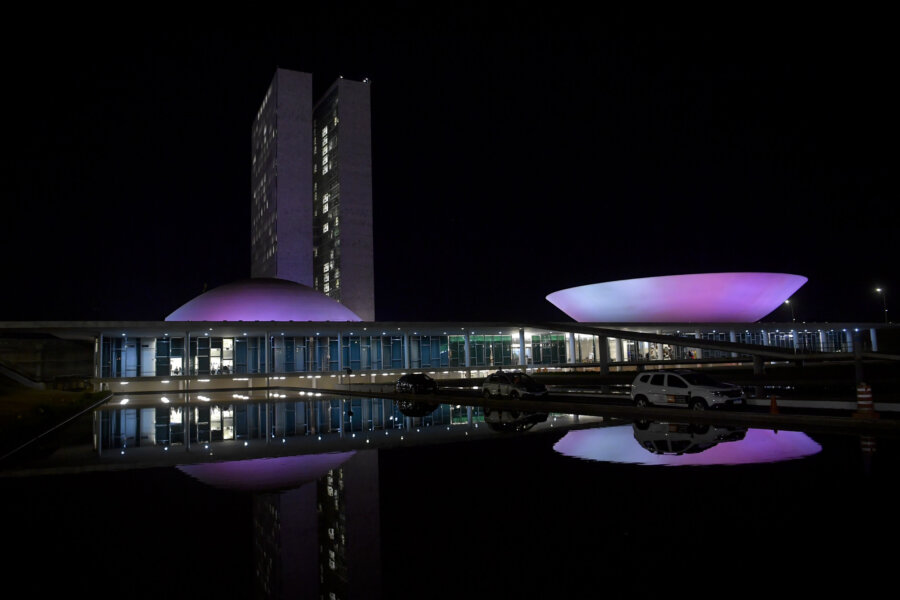 Fachada do Congresso Nacional com iluminação lilás. Foto: Rodrigo Viana/Agência Senado