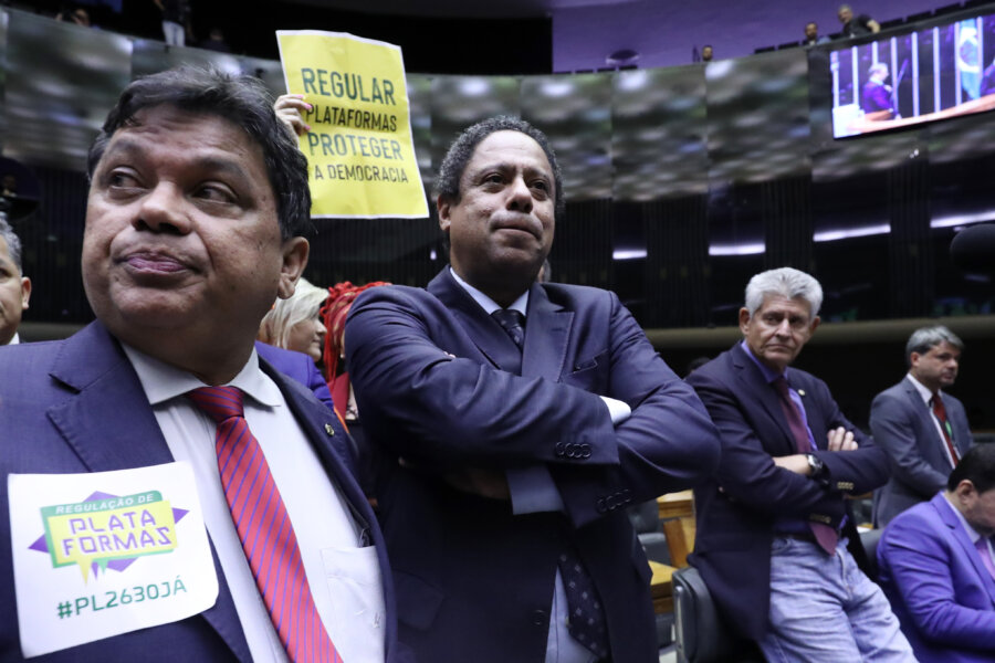 Deputados no plenário da Câmara. No centro, o relator do PL das fake news, Orlando Silva (PC do B-SP). Foto: Bruno Spada/Câmara dos Deputados