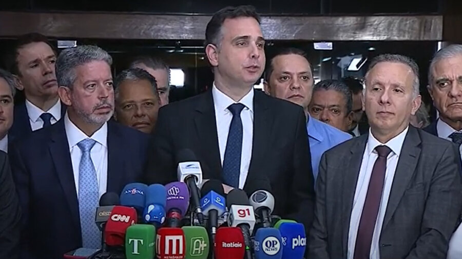 Os presidentes do Senado e da Câmara, Rodrigo Pacheco e Arthur Lira, em entrevista a jornalistas na entrega da reforma tributária. Imagem: Reprodução/YouTube