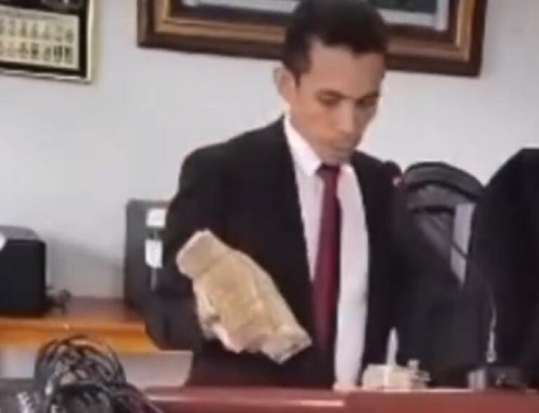 O vereador de Cândido Menendes jogou pela janela da Câmara dos Vereadores dinheiro vivo ao acusar o prefeito de pagar 300 mil reais pelo cargo. Print do vídeo.
