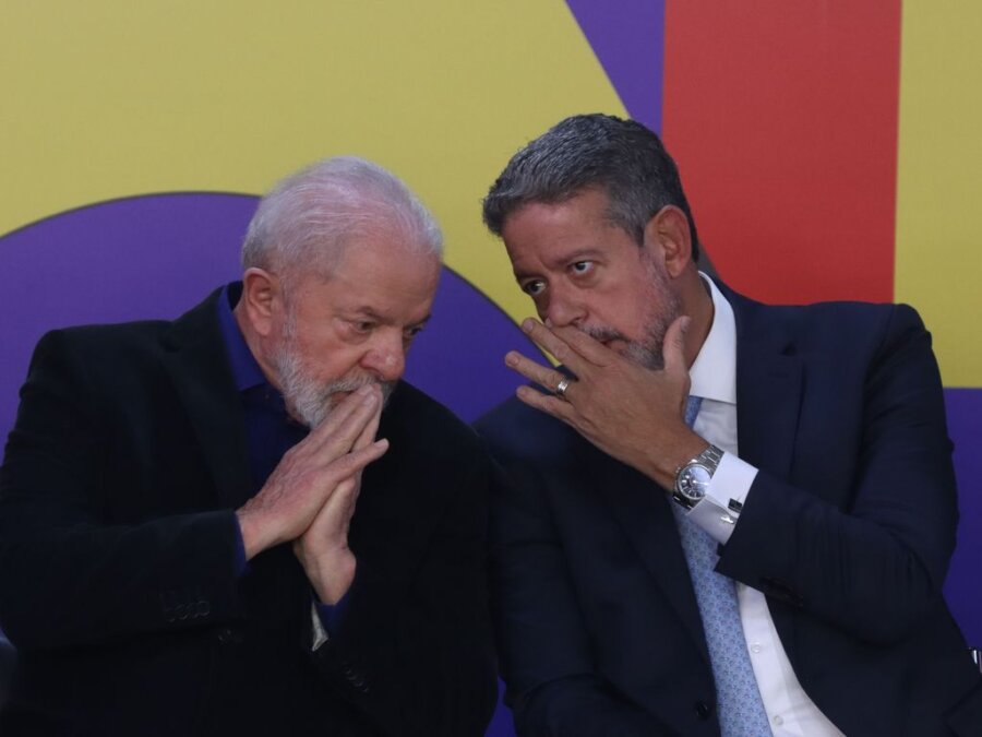 O presidente Lula cedeu espaço no governo em negociações com o centrão, liderado pelo presidente da Câmara, Arthur Lira, em troca de apoio em projetos governistas. Foto: Valter Campanato/EBC.