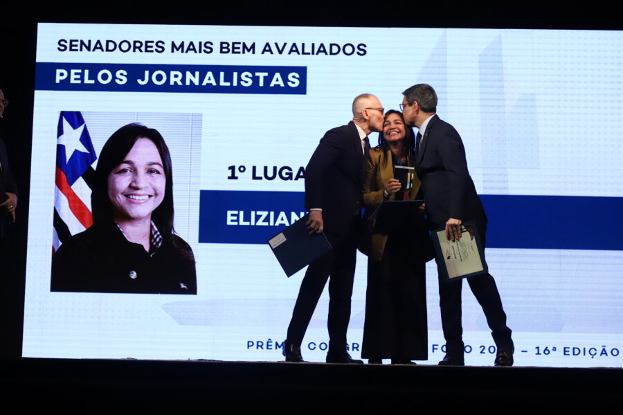 Eliziane recebe o Prêmio Congresso em foco acompanhada dos senadores Randolfe Rodrigues (sem partido-AP) e Fabiano Contarato (PT-ES). Foto: Paulo Negreiros