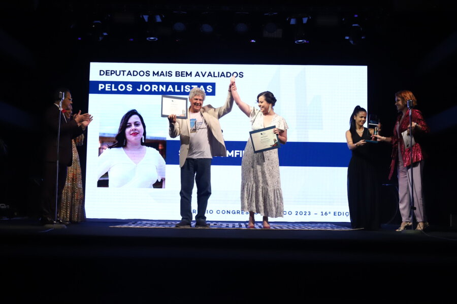 Sâmia Bomfim recebe o Prêmio Congresso em Foco decidido pelos jornalistas, acompanhada pelo deputado Chico Alencar (Psol-RJ). Foto: Paulo Negreiros