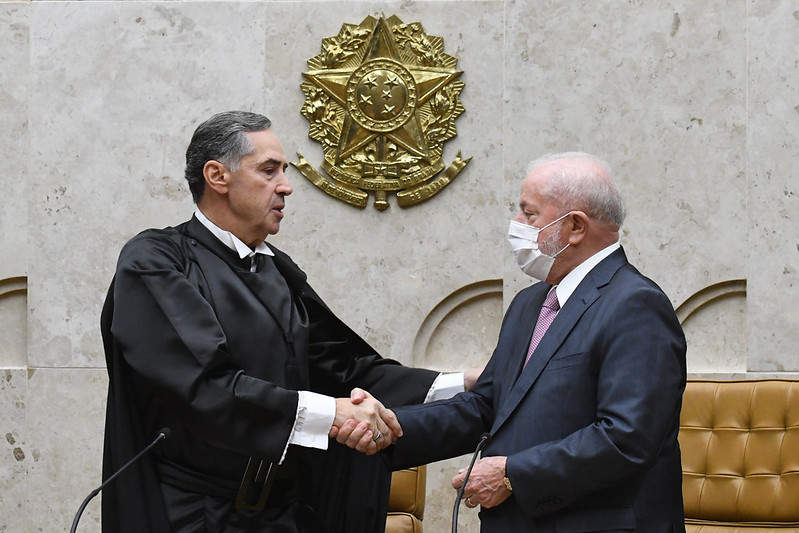 Lula acompanhou a posse do ministro Barroso no STF na quinta-feira (28). Foi seu último compromisso antes da cirurgia no quadril. Foto: STF