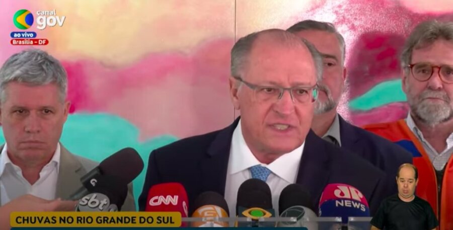 Alckmin anunciou a criação de um comitê de 10 ministérios que farão esforço conjunto para amparar a população atingida pelas chuvas no RS. Foto: TV Brasil/reprodução