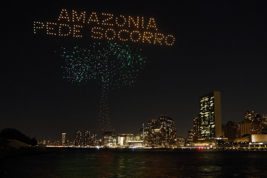 Foto: Drones exibem mensagem pró-Amazônia em Manhattan, Nova York. Foto: DIvulgação/Avaaz