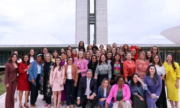 Bancada feminina da Câmara posa para foto com o presidente da Câmara nas comemorações do Dia Internacional da Mulher, em 8 de março de 2023. Foto: Ag. Câmara