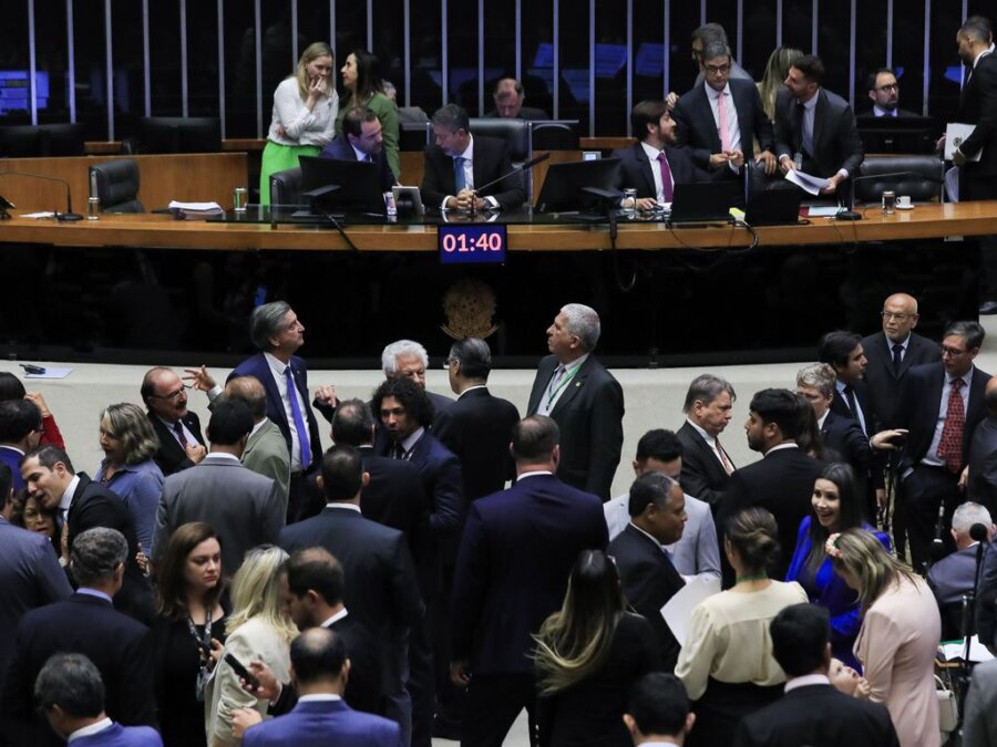 Primeiro ano da 57ª Legislatura da Câmara dos Deputados conta com recorde de presenças absolutas, mas queda na assiduidade média. Foto: Lula Marques/ABr