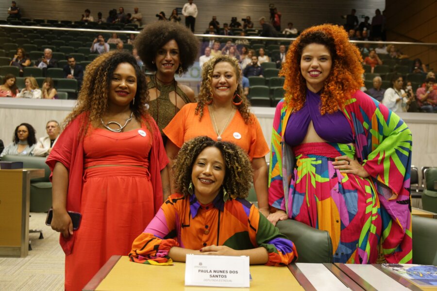 As co-deputadas Simone Nascimento, Carolina Iara, Sirlene Maciel, Mariana Sousa (de pé, da esquerda para a direita) e Paula Nunes (sentada), da Bancada Feminista (Psol) da Assembleia Legislativa de São Paulo. Foto: Reprodução/Alesp