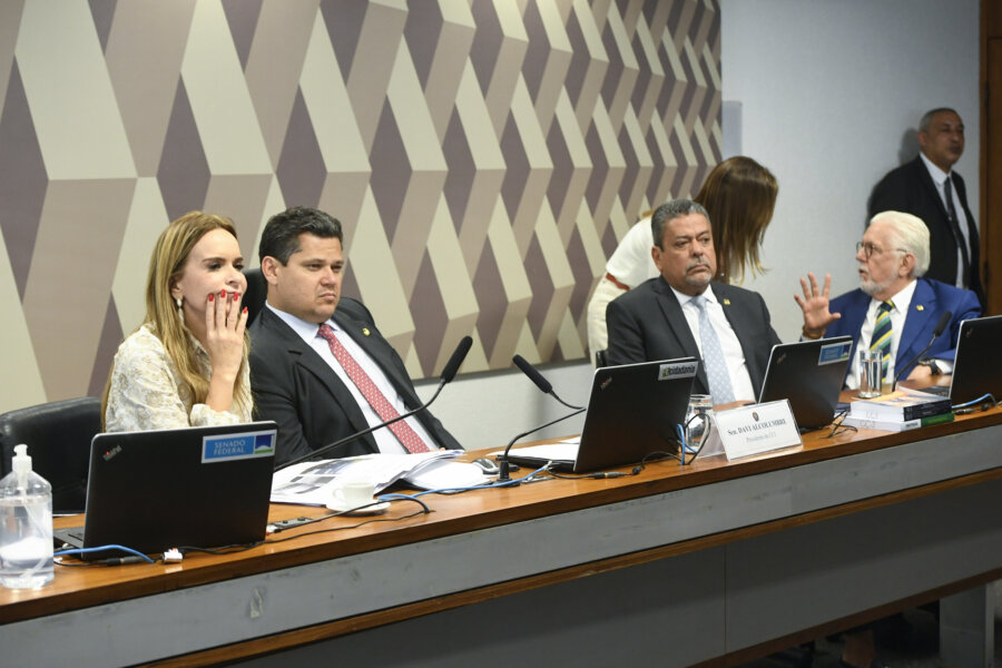 Mesa diretora da CCJ do Senado na sessão que aprovou a PEC do Plasma, que abre caminho para a venda de sangue no Brasil. Foto: Jefferson Rudy/Agência Senado