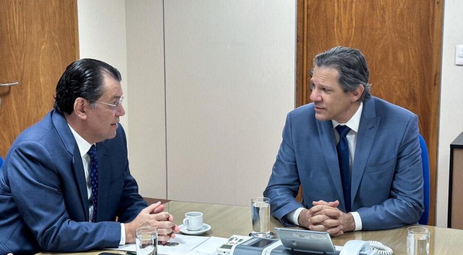 Braga e Haddad durante reunião de negociação; senador pediu alta do valor do Fundo Regional