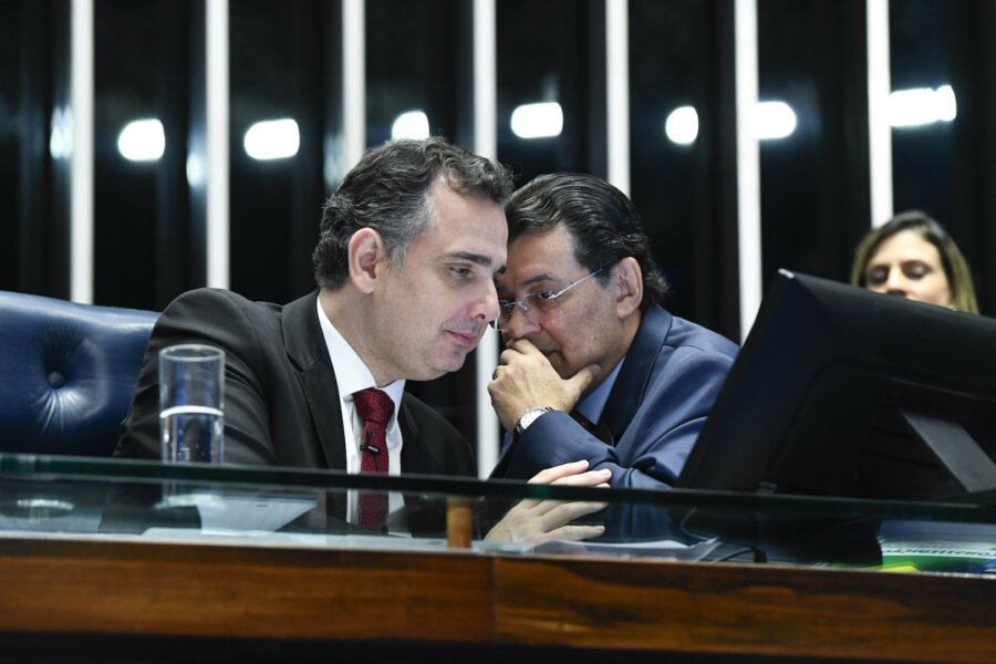 O presidente do Senado, Rodrigo Pacheco, e o relator da tributária, Eduardo Braga, que querem votação da tributária em novembro