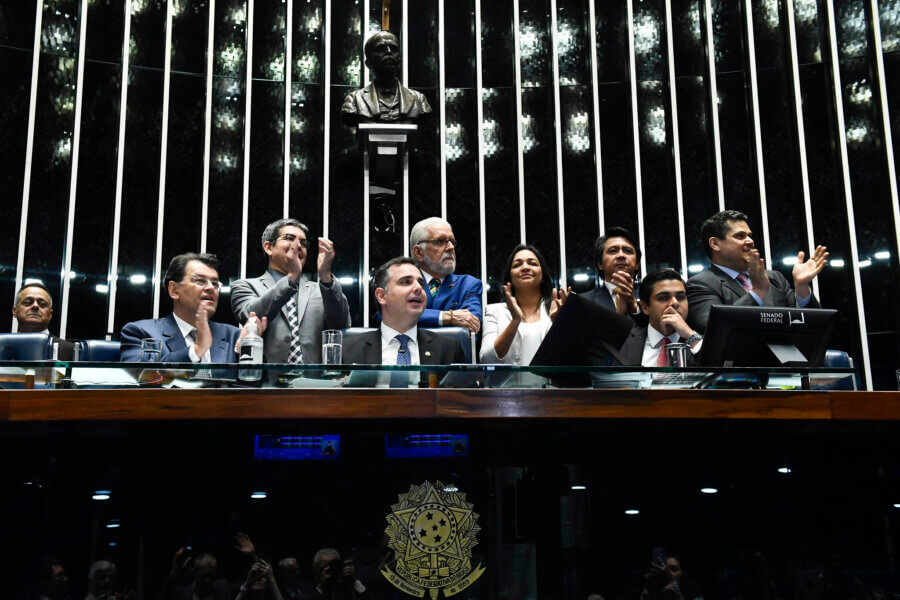 Parlamentares na Mesa Diretora do Senado comemoram a aprovação da reforma tributária. Foto: Roque de Sá/Agência Senado