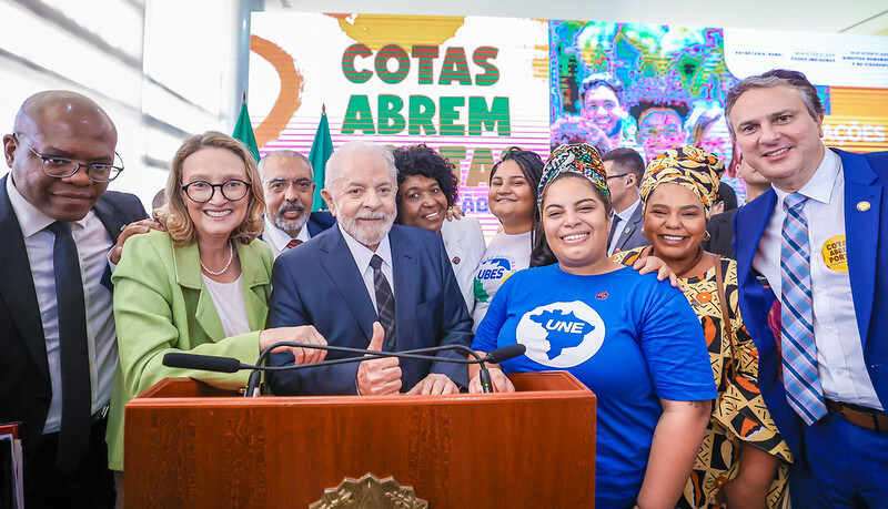 Deputada Maria do Rosário (PT-SP) - de verde, ao lado do presidente Lula -compartilha de uma frase da filósofa norte-americana Angela Davis para definir a luta contra o racismo. Foto: Ricardo Stuckert / PR