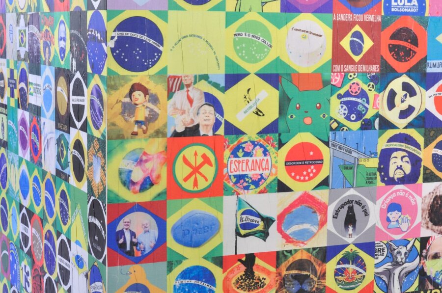 Detalhe da obra “Coleção bandeira [fragmento #2]”, de Marília Scarabello, exposta na mostra "O Grito!", na Caixa Cultural de Brasília. Foto: Élcio Mizaki