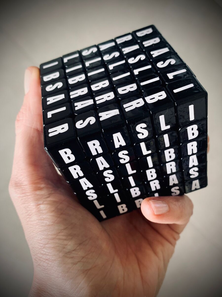 Na foto, a obra "verdade-ficção", também de Marília Scarabello, de 2022, um cubo mágico em formato 6x6. O cubo é insolúvel: quem tentar manejá-lo jamais vai conseguir formar a palavra "Brasil". Foto: arquivo da artista