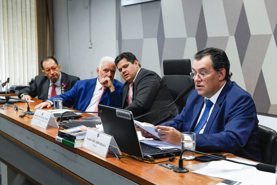 Kajuru, Jaques, Alcolumbre e Braga durante sessão da CCJ do Senado para leitura do relatório da reforma tributária