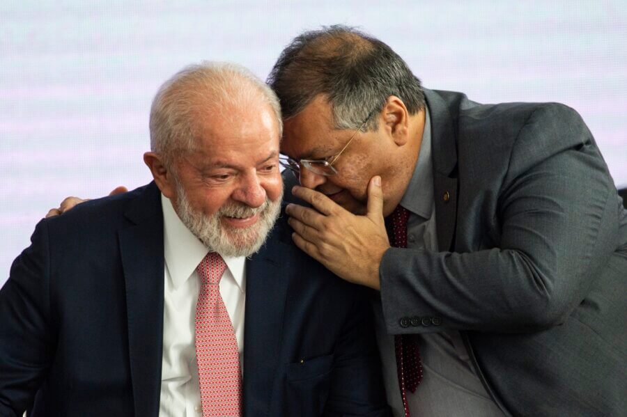 Lula e Flávio Dino, que foi defendido por governistas nesta quarta-feira
