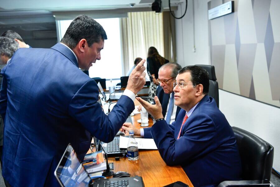 Sergio Moro e Eduardo Braga durante sessão da CCJ sobre a tributária; Moro votou contra