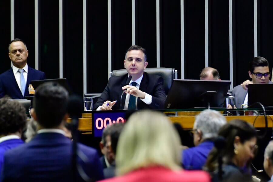 Rodrigo Pacheco em sessão do Congresso que liberou os repasses para estados e municípios