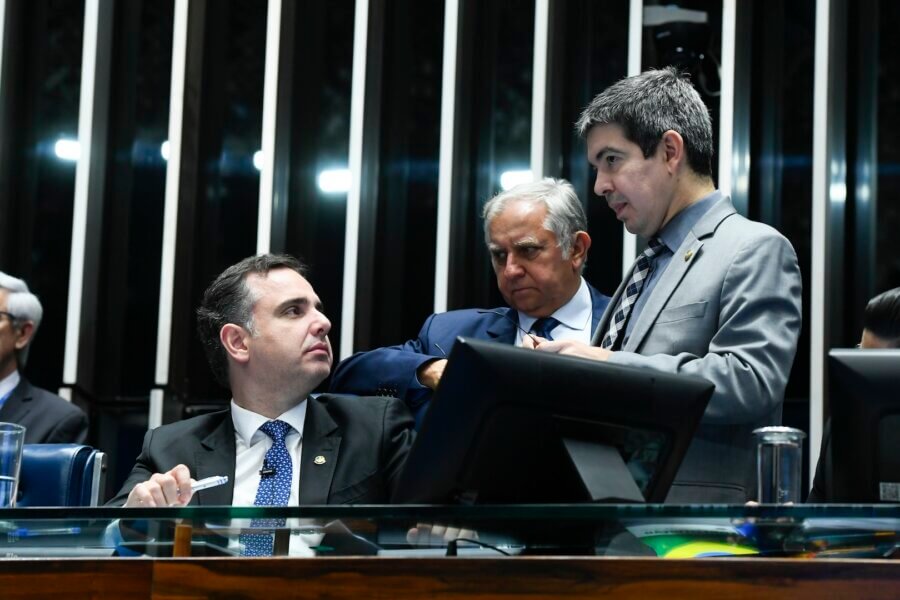 Rodrigo Pacheco, Izalci Lucas e Randolfe Rodrigues, que afirma que vetos ao marco temporal serão analisados em 22 de novembro