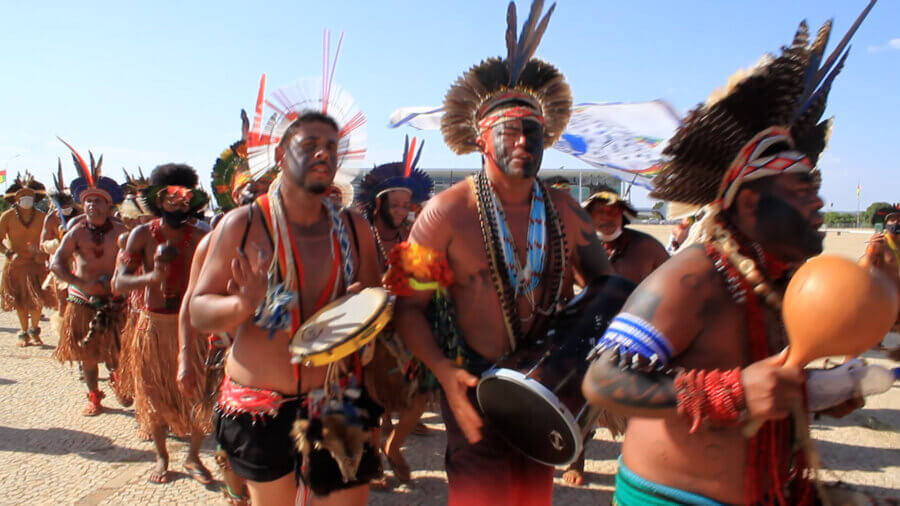 Indígenas protestando contra o marco temporal