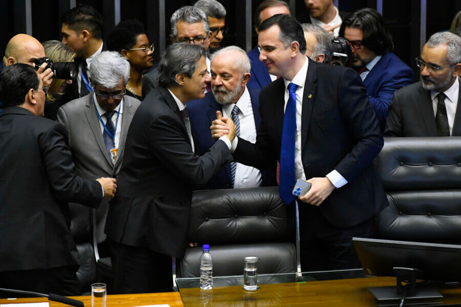 O presidente Lula no Congresso, ladeado pelo ministro da Fazenda, Fernando Haddad (esq.), e o presidente do Senado, Rodrigo Pacheco (dir.). Foto: Marcos Oliveira/Agência Senado