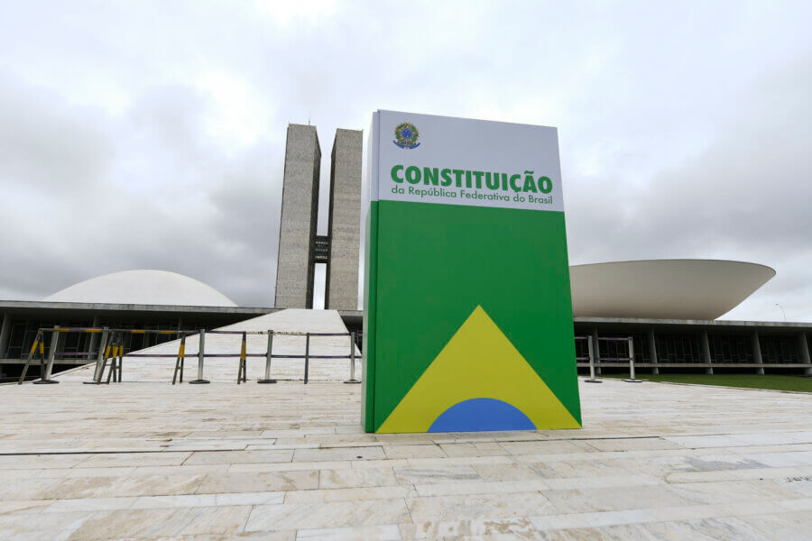 Réplica da Constituição instalada em frente ao Congresso Nacional para marcar um ano dos atos golpistas de 8 de janeiro de 2023. Foto: Edilson Rodrigues/Agência Senado