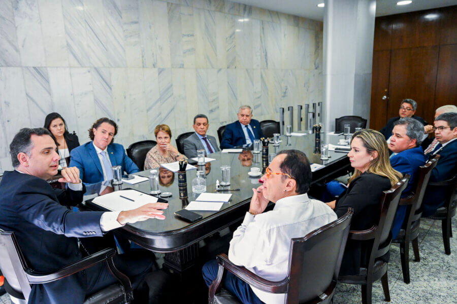 Rodrigo Pacheco e líderes do Senado durante reunião para discutir a MP da reoneração