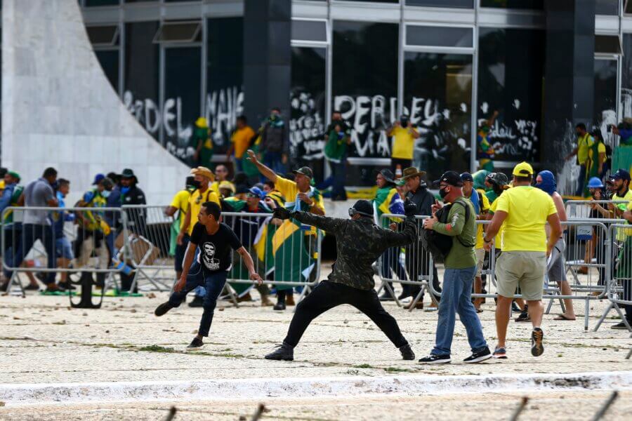 Manifestantes depredando a Praça dos Três Poderes, em Brasília; Justiça tem 30 condenados pelo 8 de Janeiro até o momento