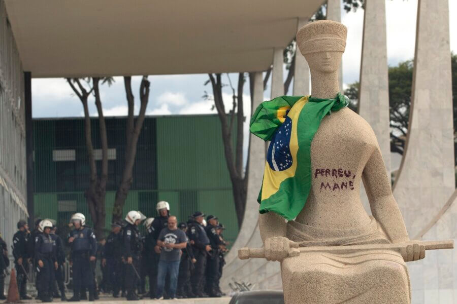 A estátua A Justiça pichada durante os atos golpistas do 8 de Janeiro; autora do vandalismo foi alvo da operação Lesa Pátria