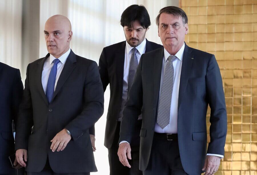 Jair Bolsonaro e Alexandre de Moraes; o ex-presidente é alvo de investigação sobre o 8 de Janeiro