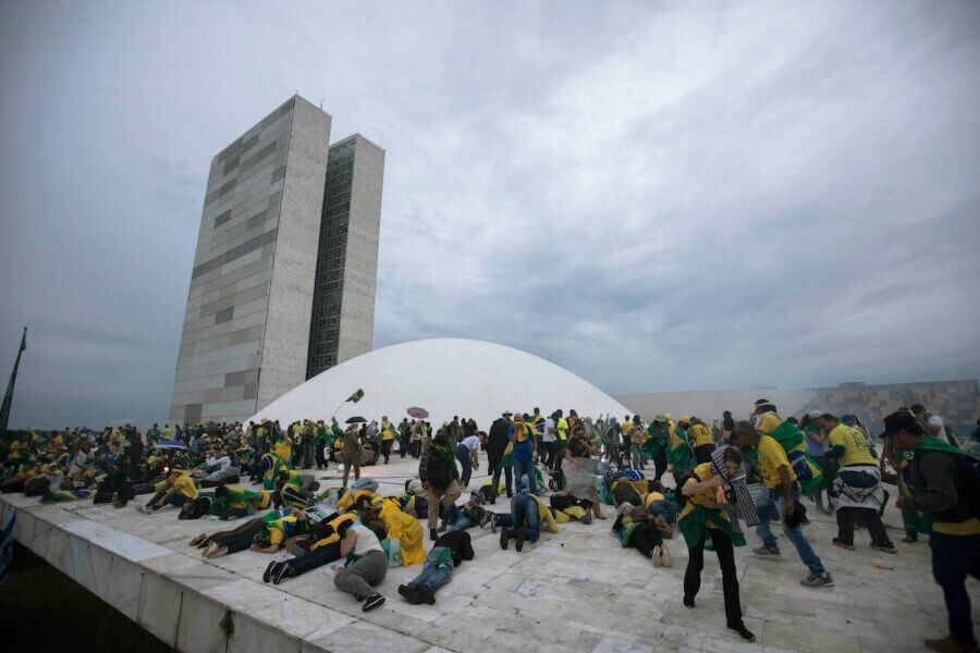Foto mostra golpistas do lado de fora do Congresso Nacional no 8 de Janeiro