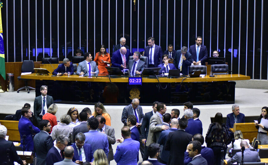 Câmara dos Deputados discute em plenário o projeto de lei que reajusta a isenção do imposto de renda para dois salários mínimos. Foto: Zeca Ribeiro/Câmara dos Deputados