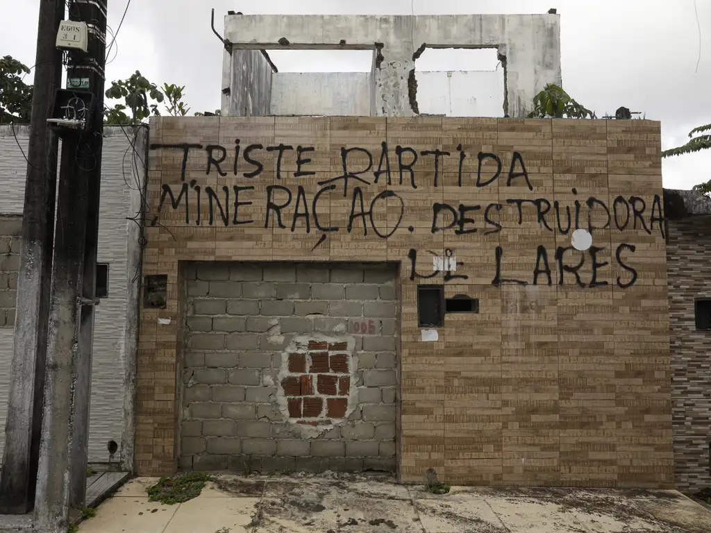 Frase deixada em casa após desalojamento de moradores nas imediações da mina n°18 da mineradora Braskem. Foto: Joédson Alves/Agência Brasil