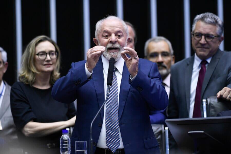 Lula com integrantes do PT no Congresso durante promulgação da reforma tributária; número de filiados do partido teve crescimento tímido