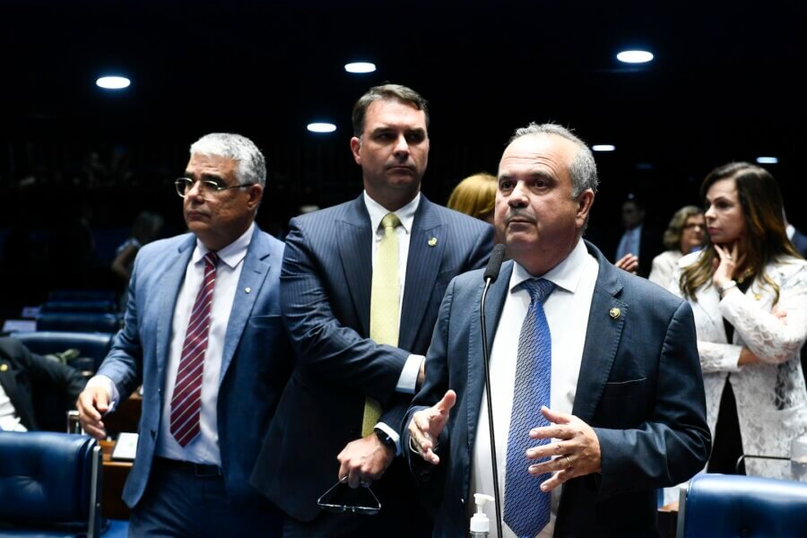 Eduardo Girão, Flávio Bolsonaro e Rogério Marinho, integrantes da oposição no Senado, que encontraram o presidente do Senado, Rodrigo Pacheco
