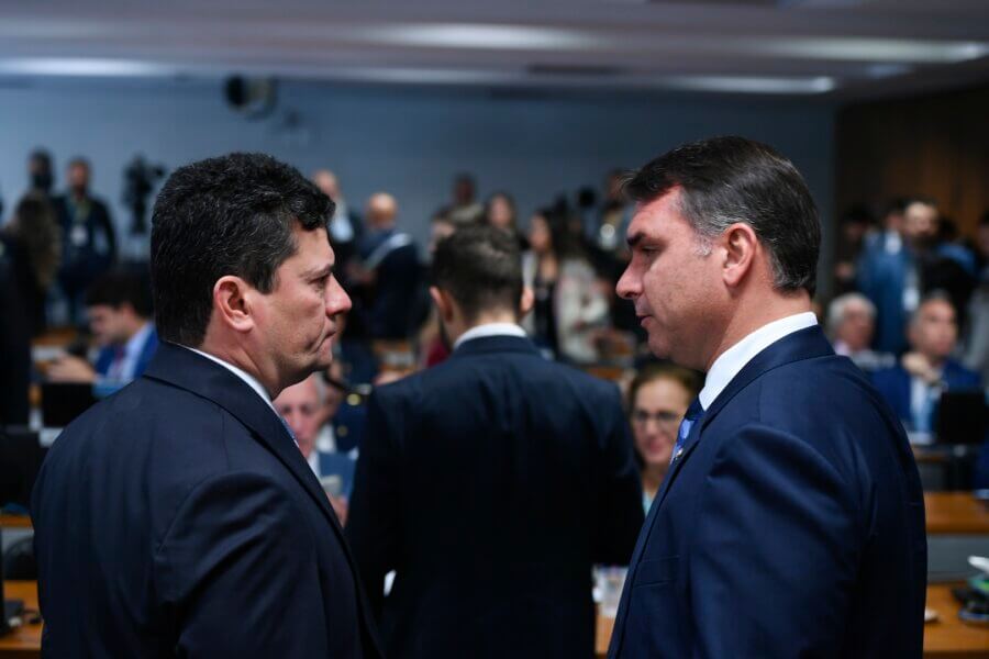Sergio Moro e Flávio Bolsonaro; senadores articulam a votação do PL da saidinha no Senado