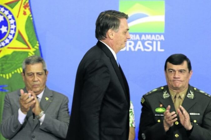 Jair Bolsonaro entre os ex-ministros da Defesa Braga Netto e Paulo Sérgio Nogueira. Foto: Fábio Rodrigues Pozzebom/ABr