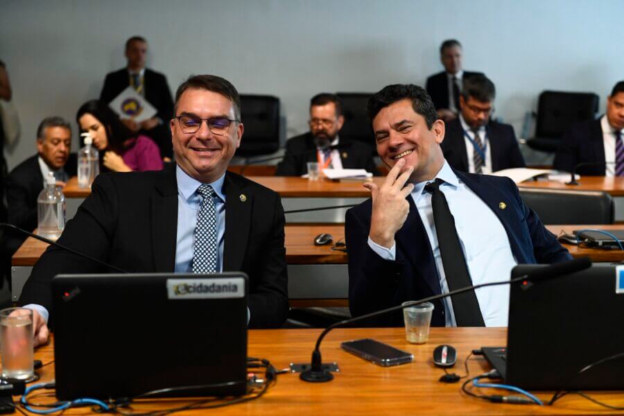 Flávio Bolsonaro e Sergio Moro, que acordaram mudanças no PL da Saidinha no Senado