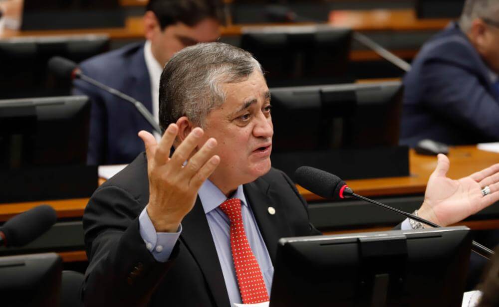 Líder do Governo na Câmara, José Guimarães (CE) vai enviar ao governo lista dos deputados governistas que assinarem o pedido de impeachment de Lula. Eles devem ter emendas e cargos cortados. Foto: GIlmar Félix / Câmara dos Deputados